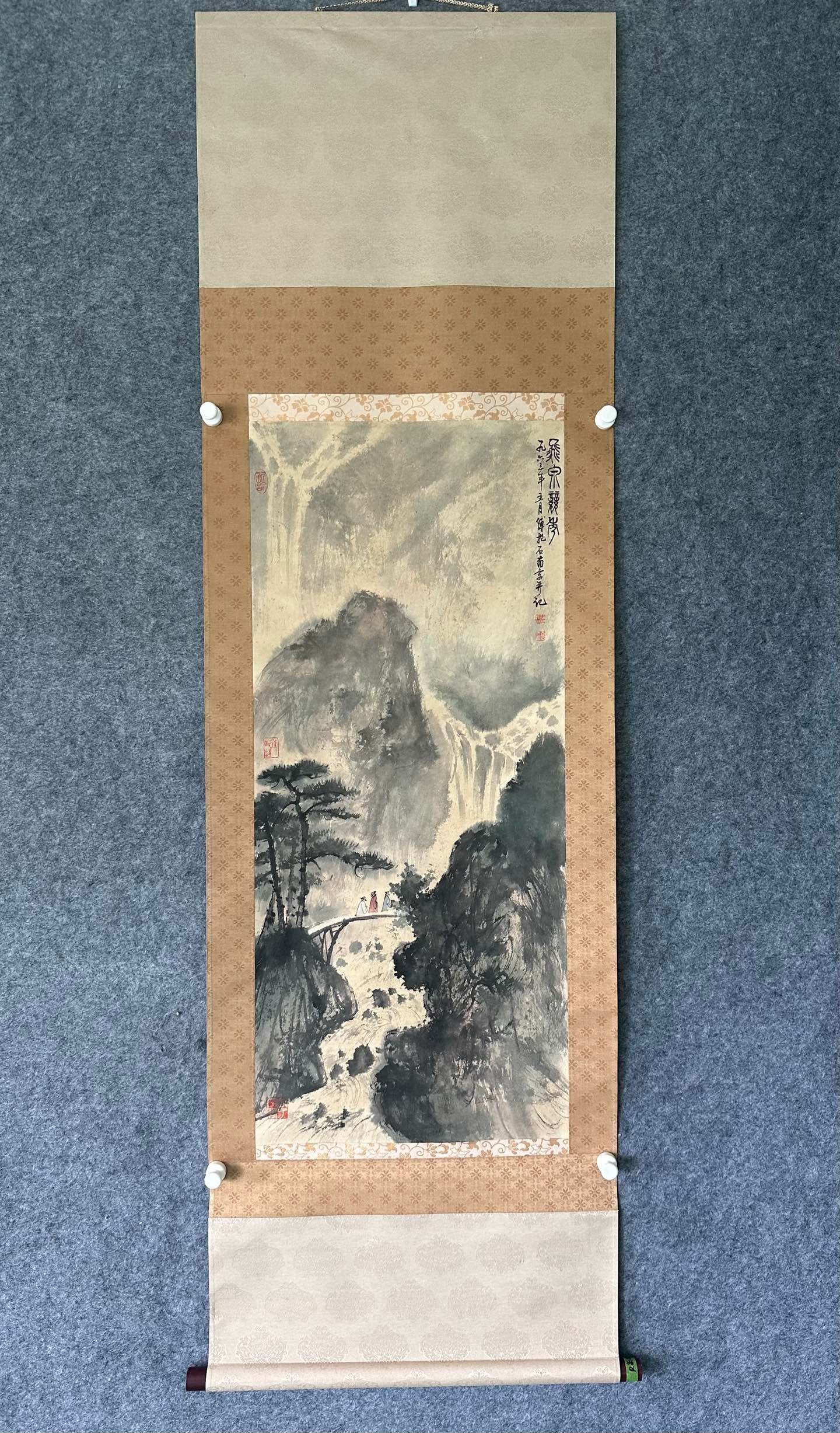 A picture of Fu Baoshi's flying springs is an old framed shaft: Fu Baoshi's Feiquan diagram is old framed and standing SIZE: Painting core 41x94cm (The Dimensions Of All Batches Are Manually Measured.If You Need More Detailed Information, Please Contact Our Custom