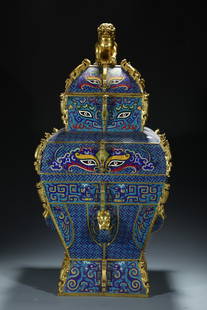 A Qing Dynasty precision-cast bronze cloisonné cloisonné enamel square ornament: Qing Dynasty Precision Casting Bronze Cloisonné Cloisonné Enamel Quartet Ornaments [Style] Shuanglong Hug "Great Qing Dynasty Qianlong Year" [Details] This vessel is shaped by Mugu and imitates the