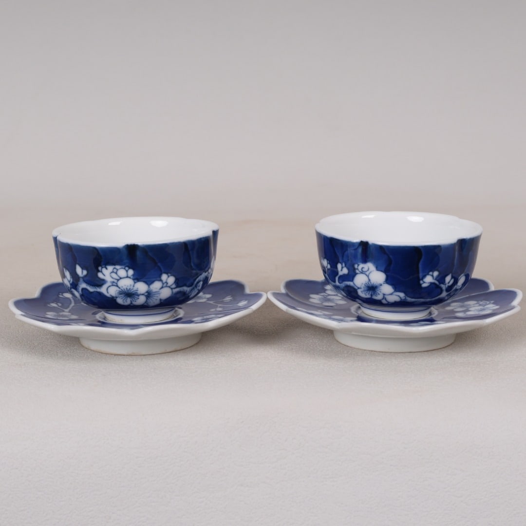 A pair of blue and white white ice ice plum blossoms with a small tea cup: Blue and white white ice ice plum blossom mouth with a pair of small tea cups SIZE: Glass Mouth D:6.1cm H:3.1cm Drag D:9.5cm (The Dimensions Of All Batches Are Manually Measured.If You Need More Detai