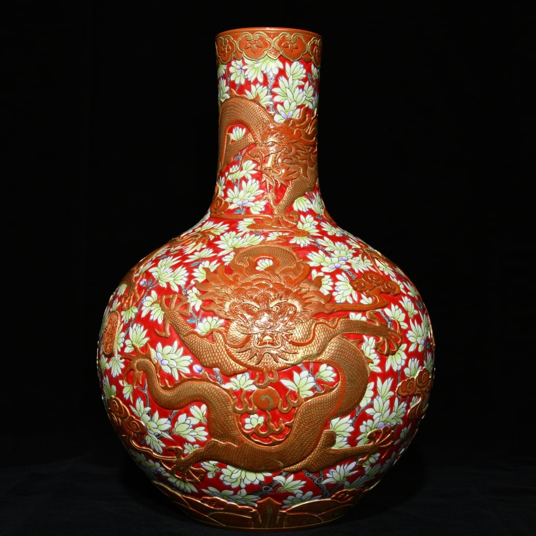 A piece of the Qianlong year of the Qing Dynasty pepper red ground pastel flower relief alum red: Qing Dynasty Qianlong year of the pepper red ground pastel flower relief alum red gilt dragon pattern celestial ball bottle SIZE: H:47cm D:33cm (The Dimensions Of All Batches Are Manually Measured.If