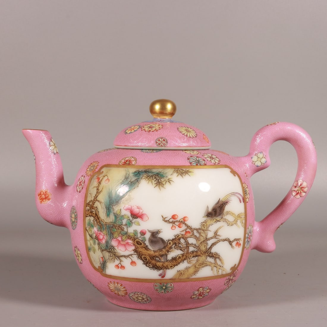 A piece of the Qing Dynasty Qianlong year of the powder ground rolling road window flower and bird (1 of 8)