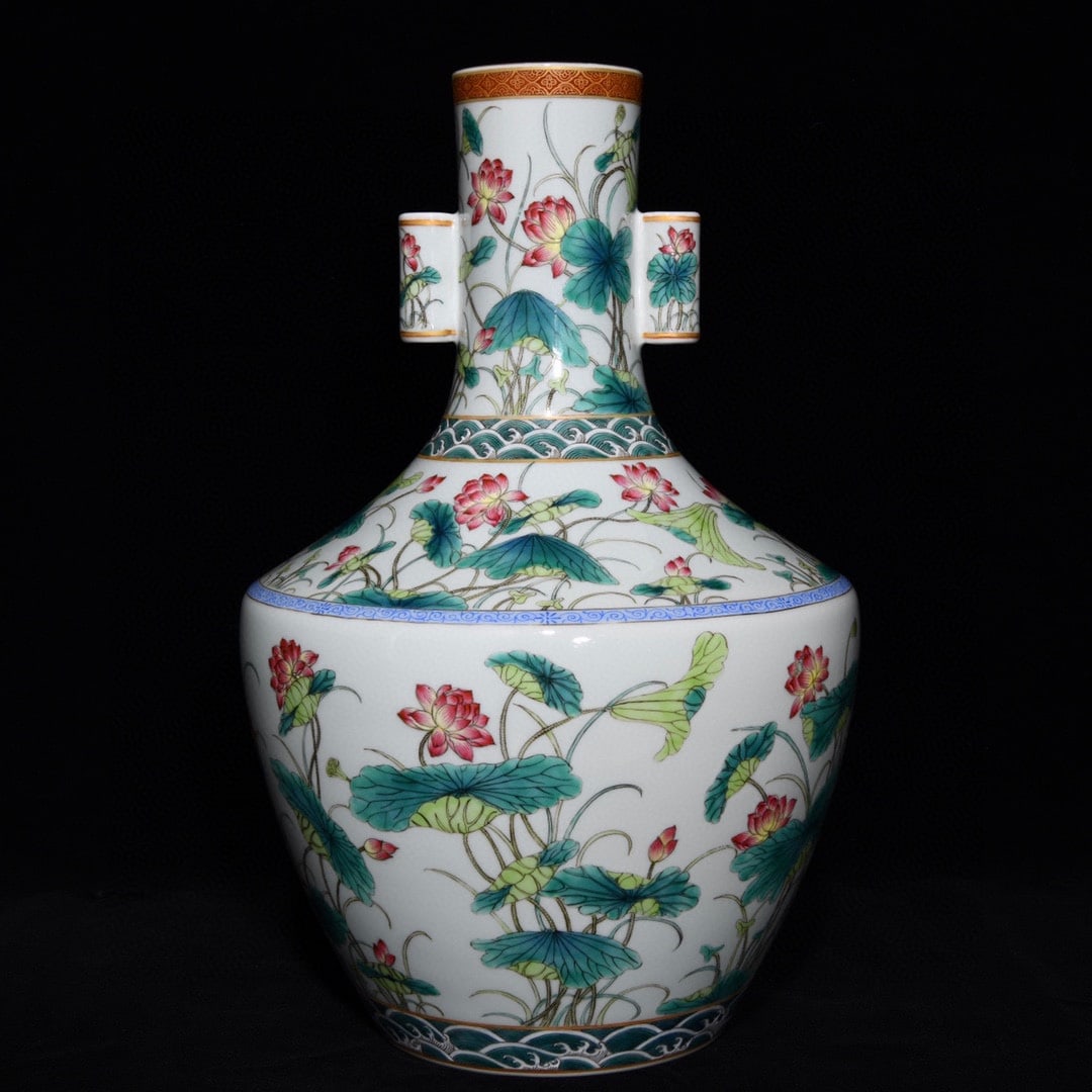 A pastel lotus pattern amphora made in the Qianlong year of the Qing Dynasty: Pastel lotus pattern amphora made in the Qianlong year of the Qing Dynasty SIZE: H:38cm D:24.5cm (The Dimensions Of All Batches Are Manually Measured.If You Need More Detailed Information, Please Cont