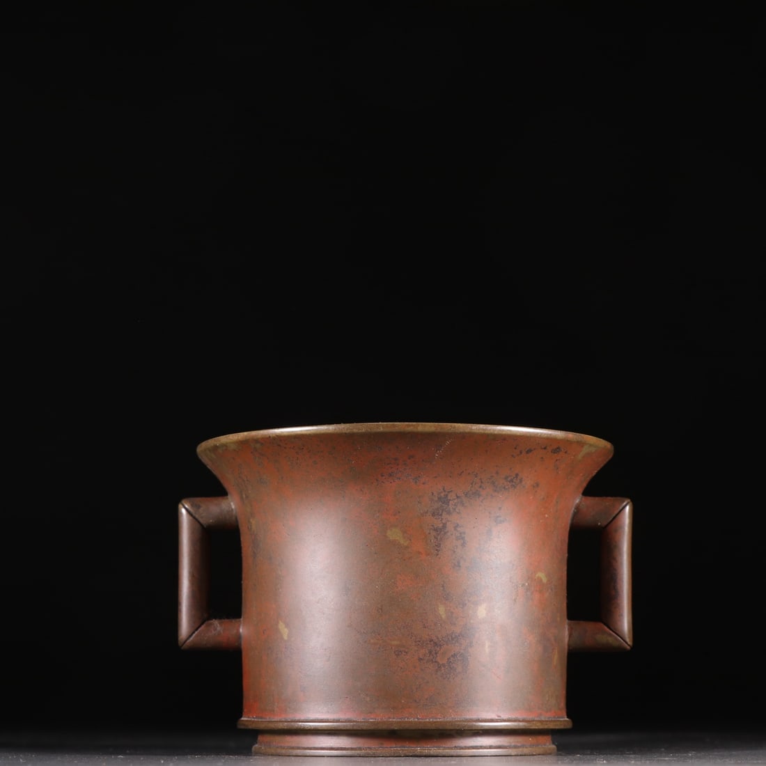 A copper tire amphora made in Xuande in the Ming Dynasty: Qiu Ying's character story map SIZE: H:8.2cm W:12cm W:800g (The Dimensions Of All Batches Are Manually Measured.If You Need More Detailed Information, Please Contact Our Customer Service Before Biddin