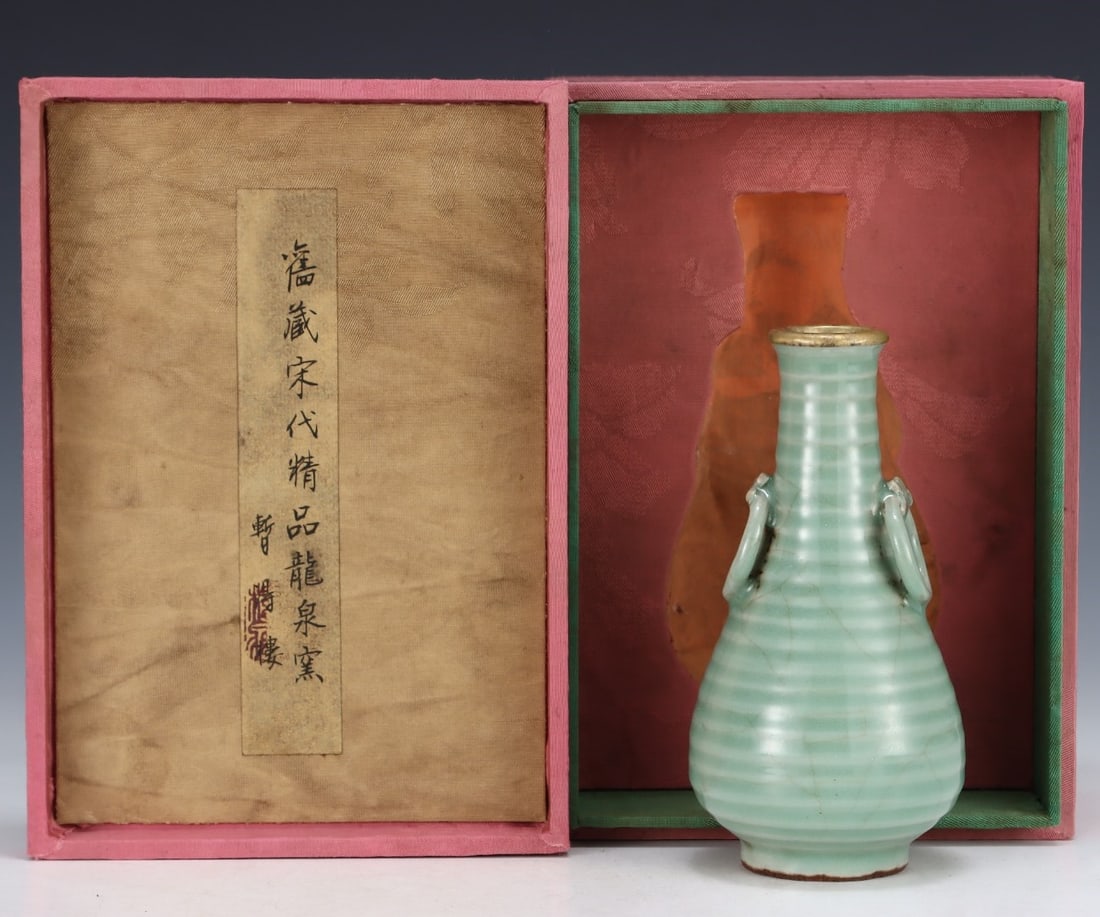 A string-patterned amphora from the Longquan kiln of the Song Dynasty: Song Dynasty Longquan kiln string pattern amphora Size: H:16cm Bellydiameter:8.3cm (The Dimensions Of All Batches Are Manually Measured.If You Need More Detailed Information, Please Contact Our Custom