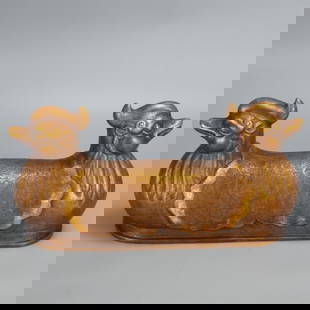 A beautiful bronze gilt mandarin warbler pillow: Exquisite bronze gilt mandarin warbler pillow Size: L:38cm H:19cm W:2791g (The Dimensions Of All Batches Are Manually Measured.If You Need More Detailed Information, Please Contact Our Customer Servic