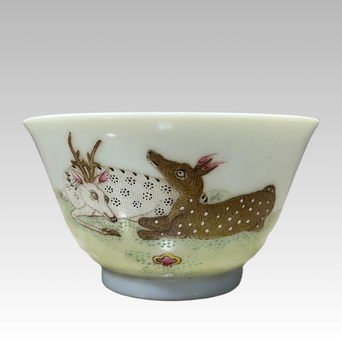 A pastel deer pattern cup made in the Yongzheng year of the Qing Dynasty: Pastel deer pattern cup made in the Yongzheng year of the Qing Dynasty Size: H:4.5cm D:8cm (The Dimensions Of All Batches Are Manually Measured.If You Need More Detailed Information, Please Contact Ou