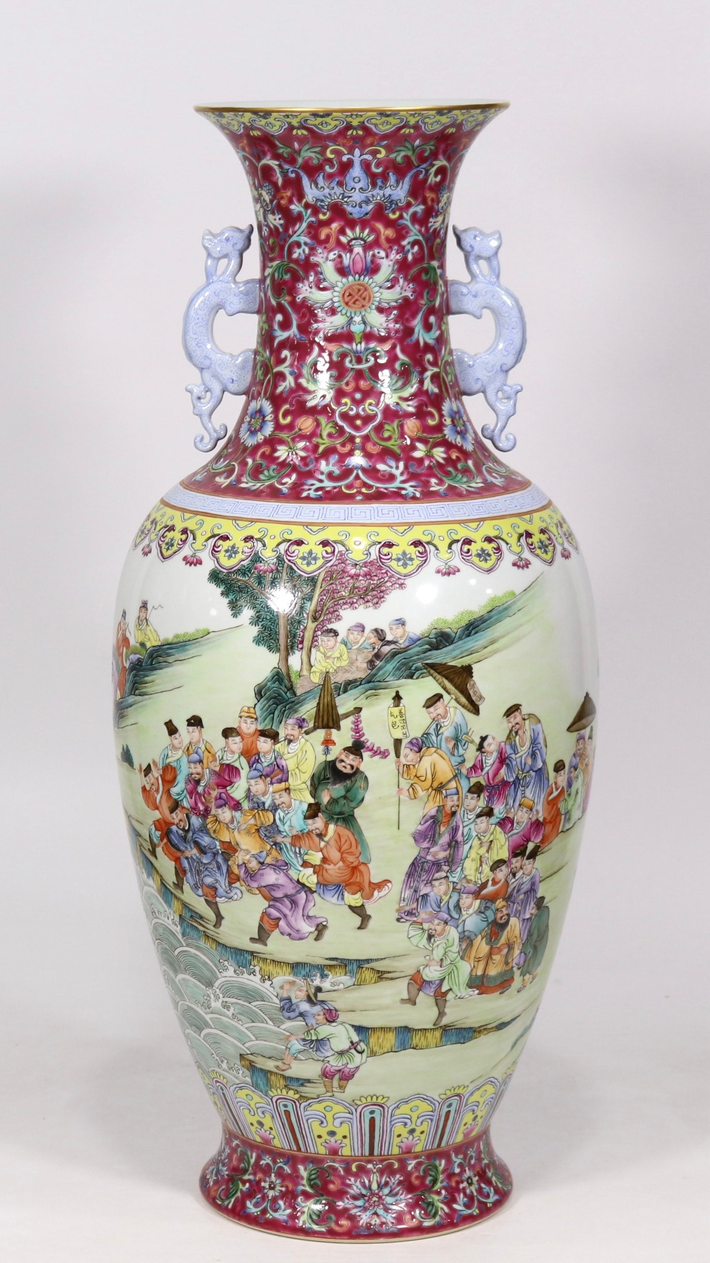A pastel character story amphora made in the Qianlong period of the Qing Dynasty: A pastel character story amphora made in the Qianlong period of the Qing Dynasty Size: H:54cm Belly D:W:23cm (The Dimensions Of All Batches Are Manually Measured.If You Need More Detailed Information,