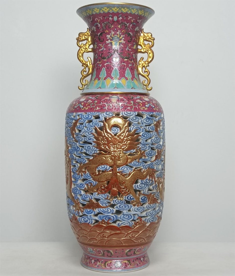 A Qing Dynasty Qianlong style of foreign color carmine red ground passionflower rolled road pattern: Qing Qianlong style foreign color carmine red ground passionflower rolled road pattern hollow alum red gold-painted five-dragon sea pattern amphora heart vase Size: H:65.5cm W:26.5cm (The Dimensions O