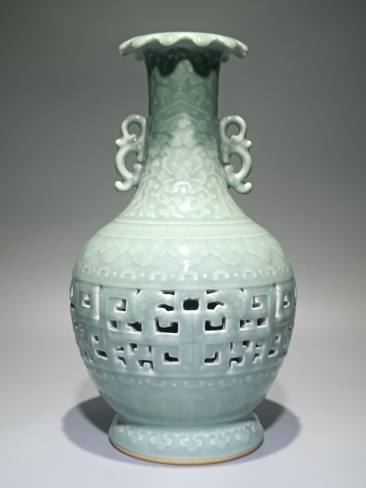 A Qing Dynasty Qianlong bean celadon hollow Kuifeng birthday amphora vase: Qing Qianlong model bean celadon hollow Kuifeng birthday amphora mouth bottle Size: H:30.7cm W:17cm (The Dimensions Of All Batches Are Manually Measured.If You Need More Detailed Information, Please C