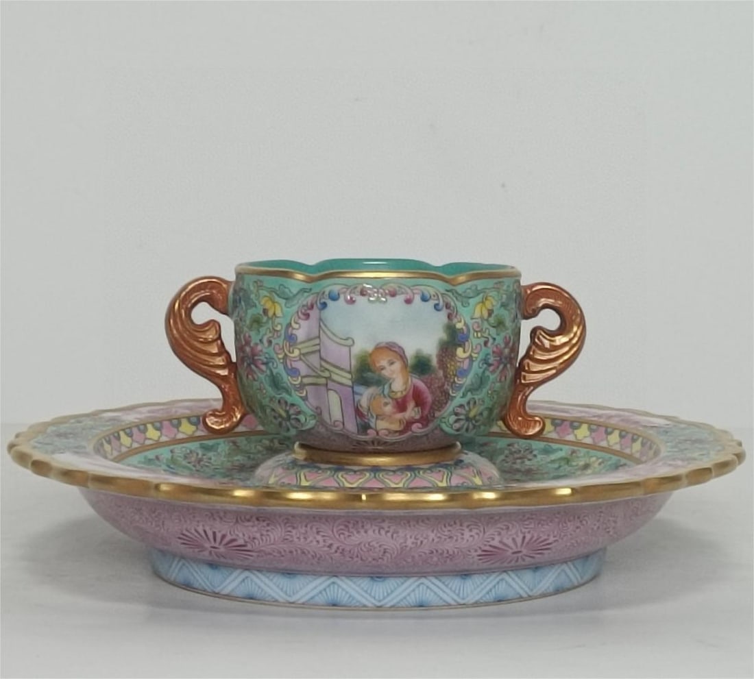 A Qing Dynasty Qianlong style of Western colored turquoise green space intertwined pattern window: Qing Qianlong model (supplementary picture) Western colored turquoise green space intertwined pattern window figure landscape amphora fair cup Size: H:8cm W:19.5cm (The Dimensions Of All Batches Are M