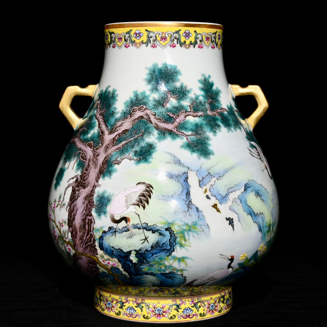 A pastel pine crane longevity picture amphora made in the Qianlong period of the Qing Dynasty: The pastel pine crane longevity picture of the Qing Dynasty Qianlong year is an amphora Size: H:28.3cm D:22cm (The Dimensions Of All Batches Are Manually Measured.If You Need More Detailed Information