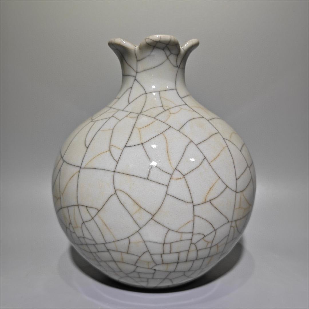 A gold-painted amphora from the Qianlong period official glazed pomegranate bottle: Qianlong period gold-painted amphora official glazed pomegranate bottle Size: H:20.5cm D:18cm (The Dimensions Of All Batches Are Manually Measured.If You Need More Detailed Information, Please Contact