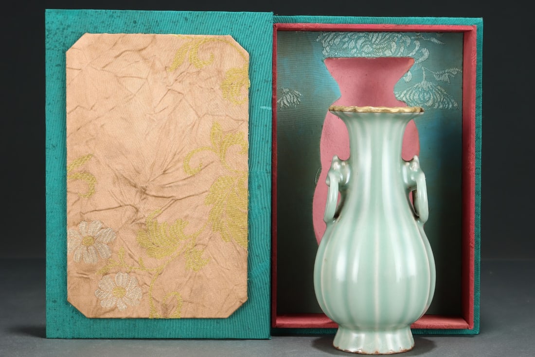 A Yuan Dynasty Longquan powder celadon glazed gold-filled flower mouth amphora: Yuan Dynasty Longquan powder celadon glazed gold-filled flower mouth amphora Size: H:16cm Belly D:8cm (The Dimensions Of All Batches Are Manually Measured.If You Need More Detailed Information, Please