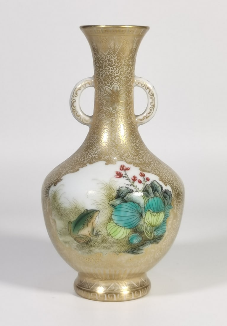 An enamel color-painted gold-painted cordyceps amphora made in the Yongzheng era of the Qing Dynasty: Qing Dynasty Yongzheng year enamel color-painted gold-painted window cordyceps amphora Size: H:16cm Belly D:8cm Mouth D:4cm (The Dimensions Of All Batches Are Manually Measured.If You Need More Detail