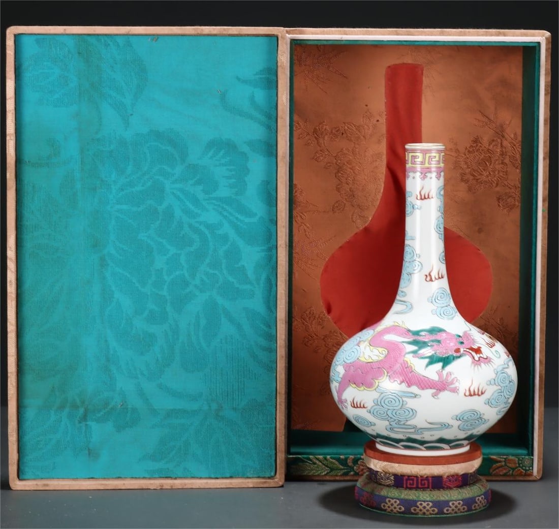 A pastel cloud dragon pattern gold-painted long-necked vase made in the Qianlong period of the Qing (1 of 9)