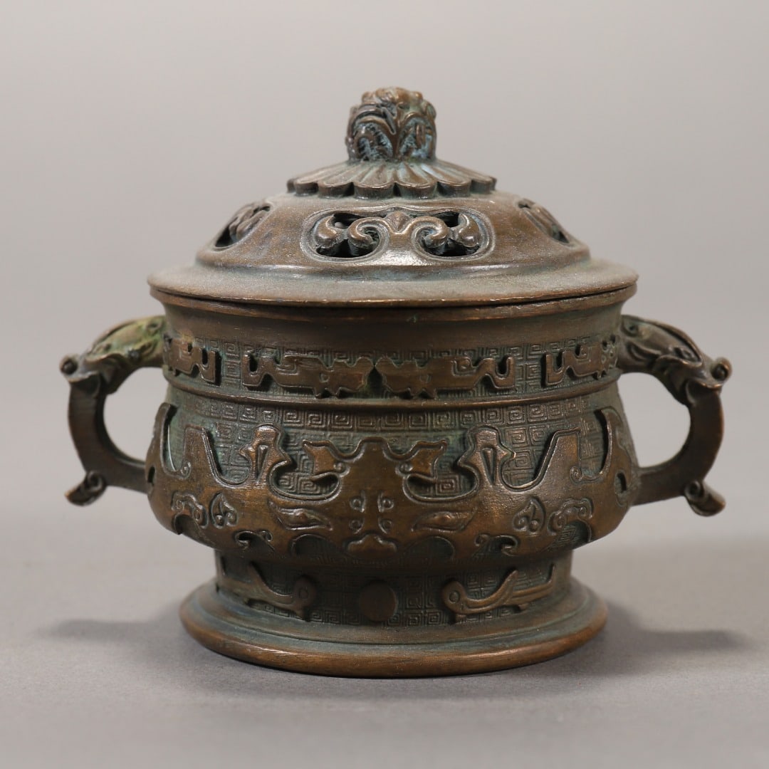 A finely carved copper carved amphora: Exquisite bronze carved amphora incense burner Size: L:10cm H:8cm (The Dimensions Of All Batches Are Manually Measured.If You Need More Detailed Information, Please Contact Our Customer Service Before