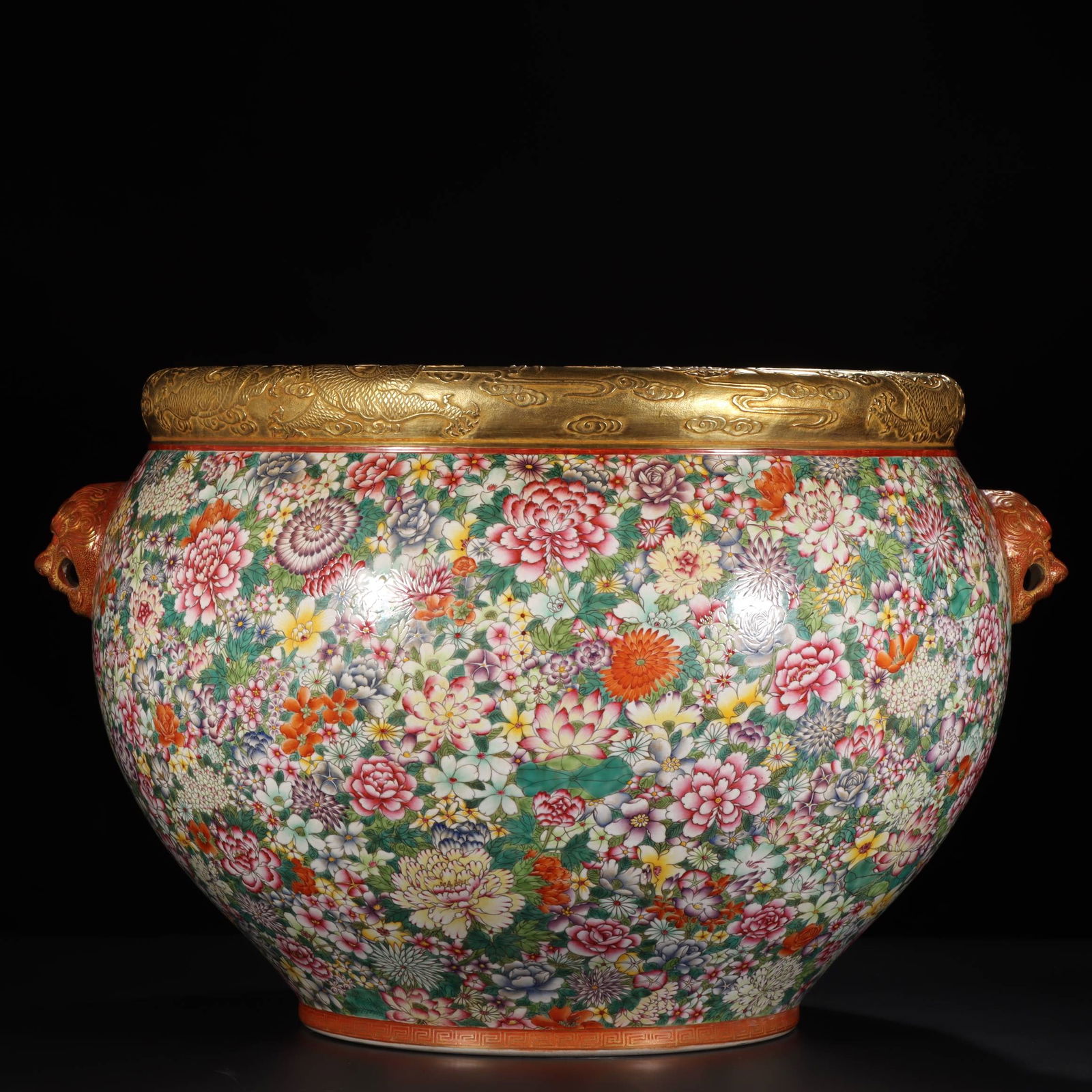 A Qing Dynasty Qing Dynasty Long-made annual pastel gold-carved dragon pattern with a hundred: The Qing Dynasty's annual pastel gold-painted carved dragon pattern is a large amphora that does not fall to the ground Size: H:38.5cm Mouth D:46.8cm Bottom:28.8cm (The Dimensions Of All Batches Are M