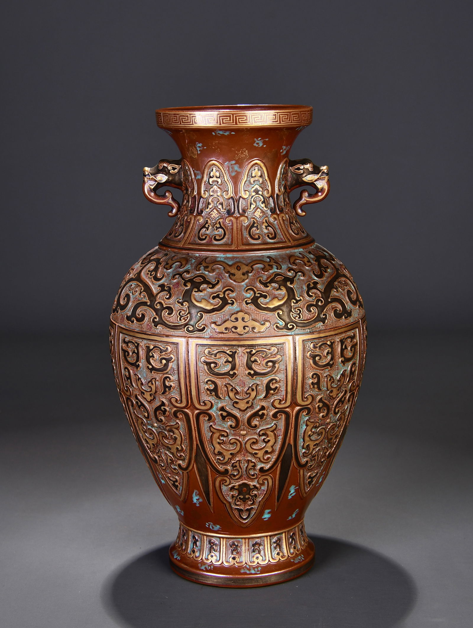 A gold-painted amphora made in the Qing Dynasty with rust red glaze carved Kuilong Ruyi pattern: The Qing Dynasty rust red glaze carved Kuilong Ruyi pattern gold-painted amphora made in the Qing Dynasty Size: H:30cm W:15cm (The Dimensions Of All Batches Are Manually Measured.If You Need More Deta