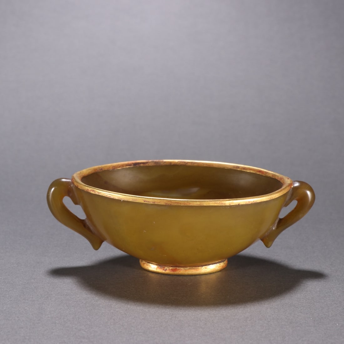 A Qing Dynasty agate gold-filled amphora: Agate gold-filled amphora in the Qing Dynasty Size: H:4.4cm W:12.4cm W:133.1g (The Dimensions Of All Batches Are Manually Measured.If You Need More Detailed Information, Please Contact Our Customer Se