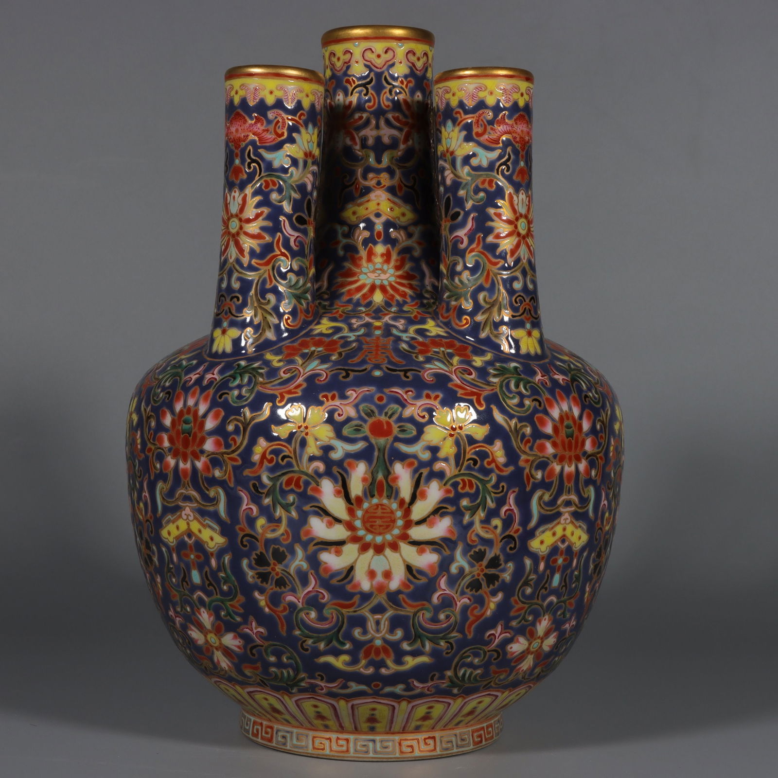 A five-tube vase with a five-tube pattern of pastel gold-painted entwined lotus flowers made in the (1 of 9)