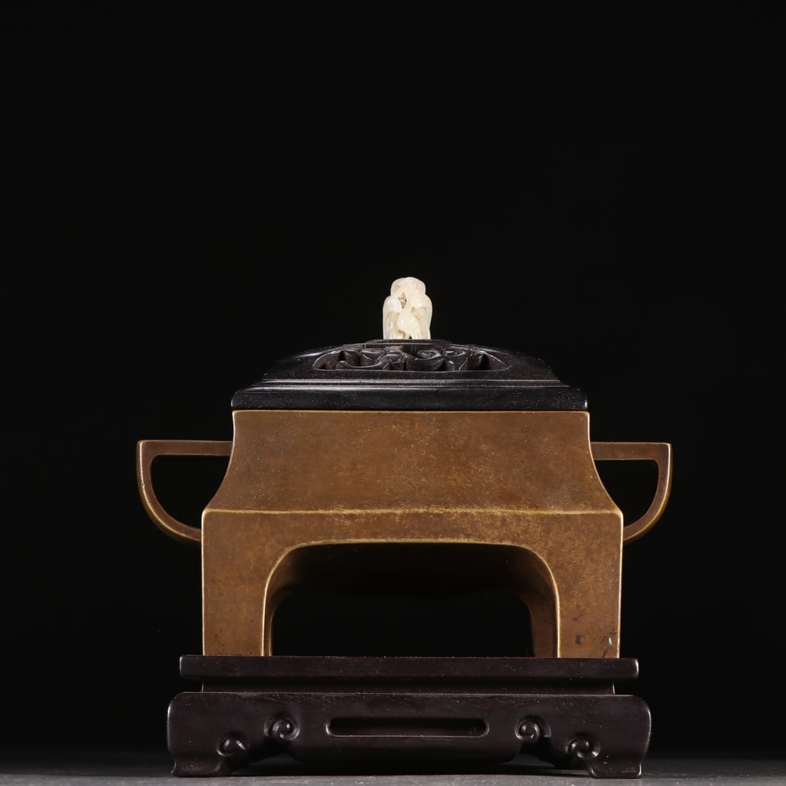 A copper amphora burner from the Qing Dynasty: A copper amphora in the Qing Dynasty Size: H:16.7cm W:18cm W:1900g (The Dimensions Of All Batches Are Manually Measured.If You Need More Detailed Information, Please Contact Our Customer Service Befor