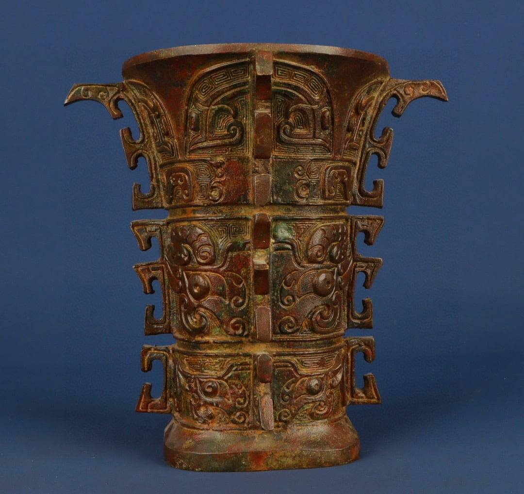 A bronze beast face round statue of the Western Zhou Dynasty (1 of 6)