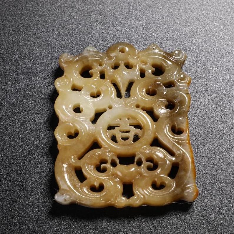 A Han Dynasty dragon and phoenix auspicious hollow pendant: The dragon and phoenix of the Han Dynasty are auspicious hollow pendants Size: W:39g 5.5x4.5cm (The Dimensions Of All Batches Are Manually Measured.If You Need More Detailed Information, Please Contac