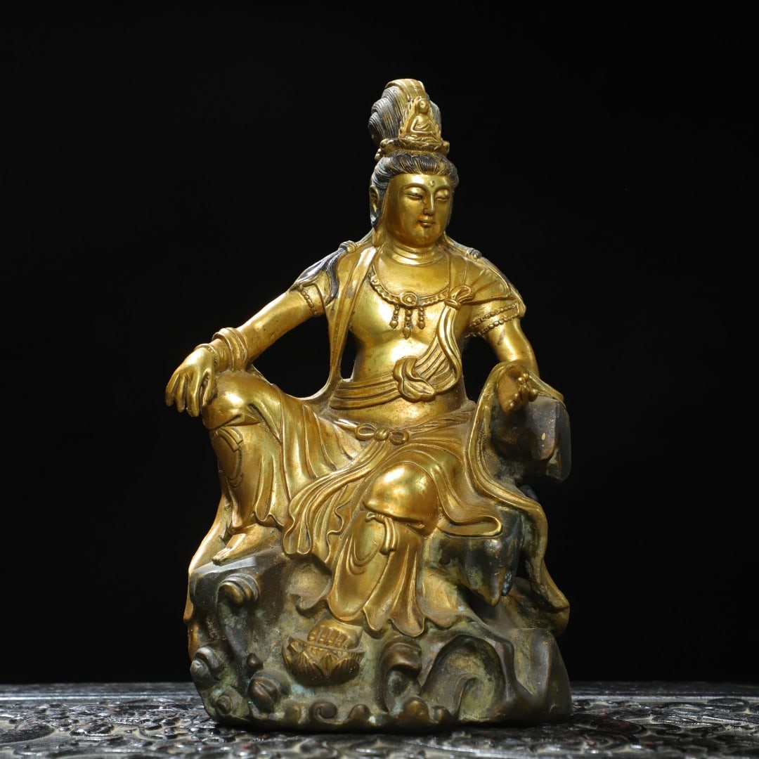 A bronze gilt statue of Guanyin: Bronze gilt Guanyin statue Size: H:21cm W:11cm T:8cm W:1.5kg (The Dimensions Of All Batches Are Manually Measured.If You Need More Detailed Information, Please Contact Our Customer Service Before Bidd