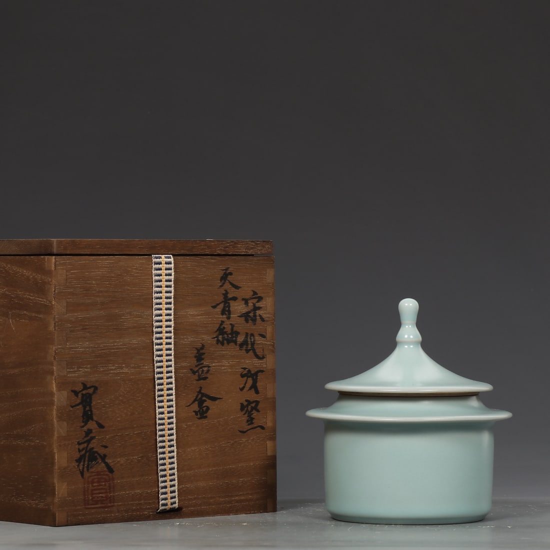 A sky blue glaze lid box of the Ru kiln in the Song Dynasty (1 of 9)