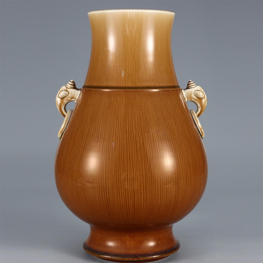 A beautiful Jianguo Porcelain Factory sauce glaze amphora: Exquisite Jianguo Porcelain Factory sauce glaze amphora Size: H:33cm W:20cm (The Dimensions Of All Batches Are Manually Measured.If You Need More Detailed Information, Please Contact Our Customer Serv