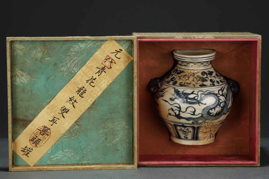 A blue and white dragon pattern tree cracked amphora head jar from the Yuan Dynasty: The blue and white dragon pattern tree crack amphora head jar of the Yuan Dynasty Size:H:18cmAbdominal diameter:18.5cm