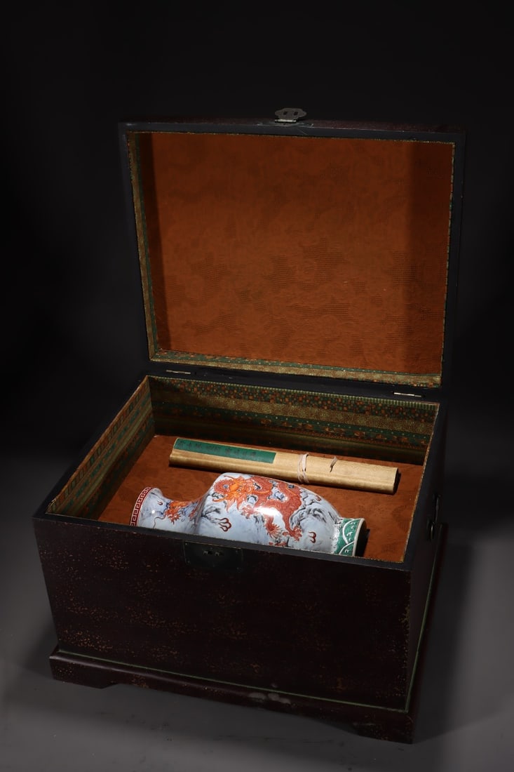 A pastel seawater dragon pattern gold-painted amphora made in the Yongzheng era of the Qing Dynasty: The pastel seawater dragon pattern gold-painted amphora made in the Yongzheng era of the Qing Dynasty H:32.7cmAbdominal diameter:22cm??H:62cmW:27.5cm