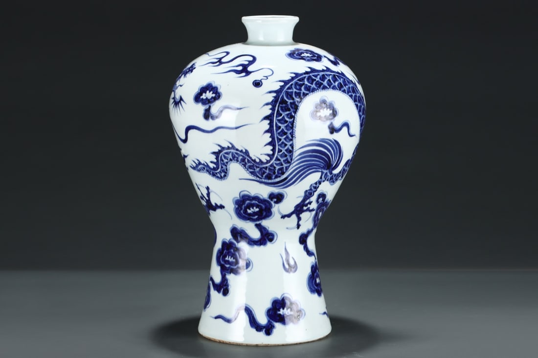 An Exquisite Blue And White Dragon Pattern Vase Auction