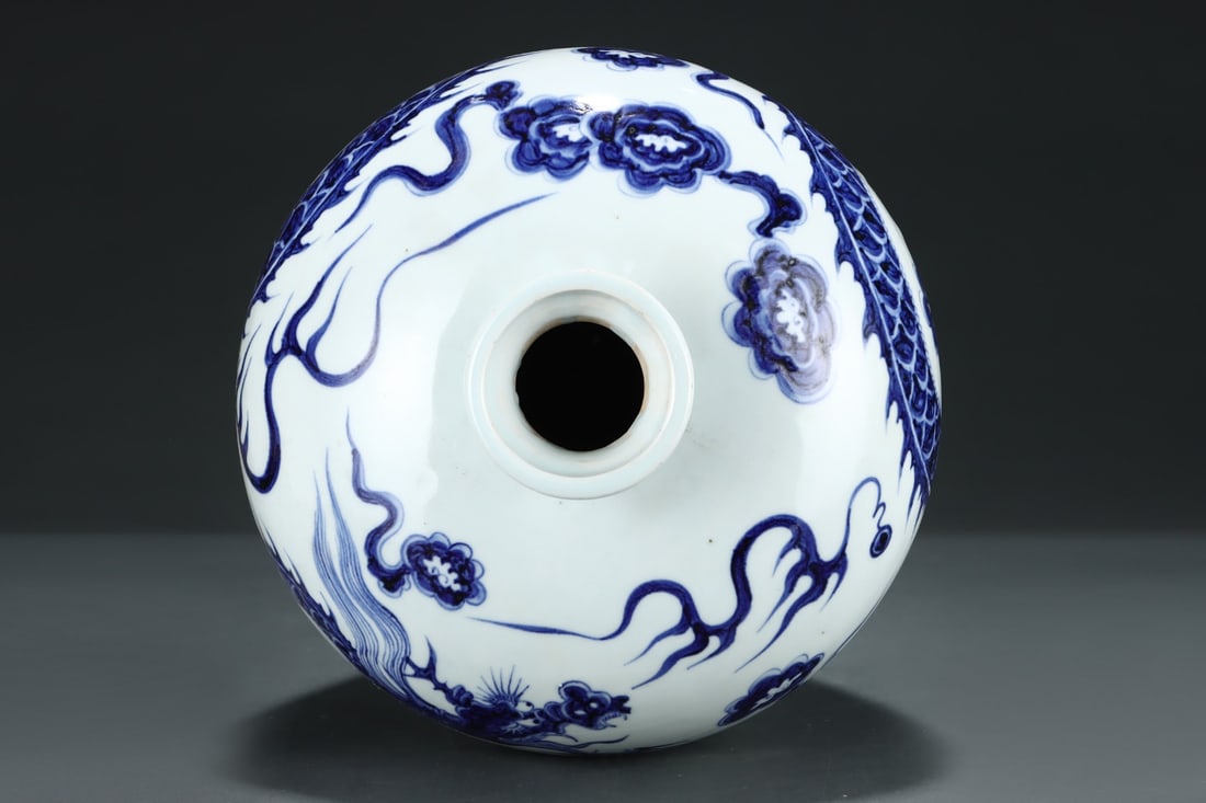 An Exquisite Blue And White Dragon Pattern Vase Auction