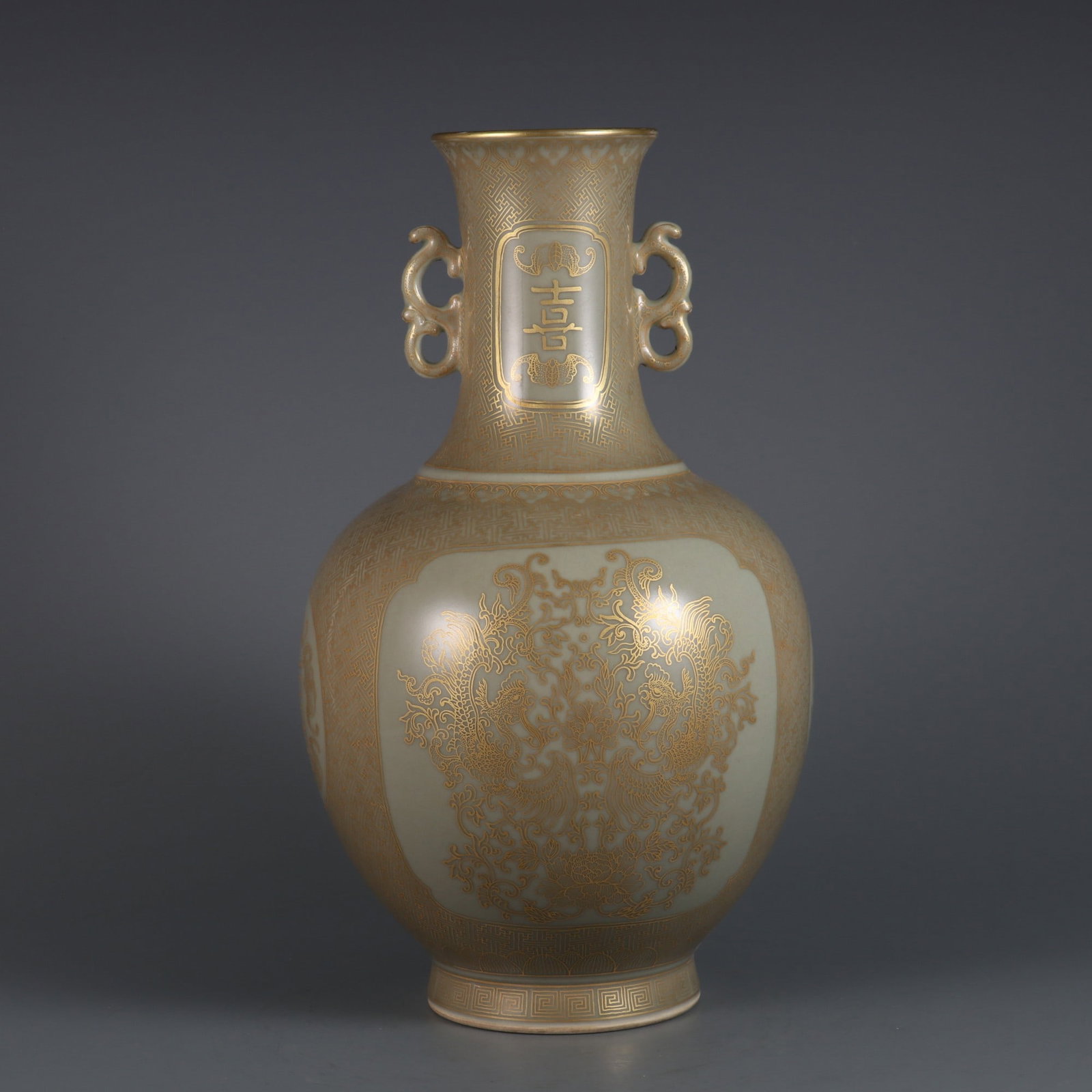 A bean celadon glazed gold-painted double phoenix flower amphora made in the Qianlong Zheng year of: Qing Dynasty Qianlong Zheng year bean celadon glazed gold-painted double phoenix flower amphora Size:H:32cmBelly diameter:18cmCalibre:8cm (The Dimensions Of All Batches Are Manually Measured.If You Ne