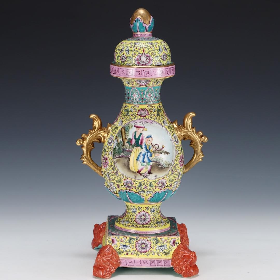 A Qing Dynasty Yongzheng year system enamel Western figure quadrangular amphora: The enamel color of the Western figures of the Yongzheng era of the Qing Dynasty is a square amphora Size:H:44.5cm Abdominal diameter:22.5cm (The Dimensions Of All Batches Are Manually Measured.If You