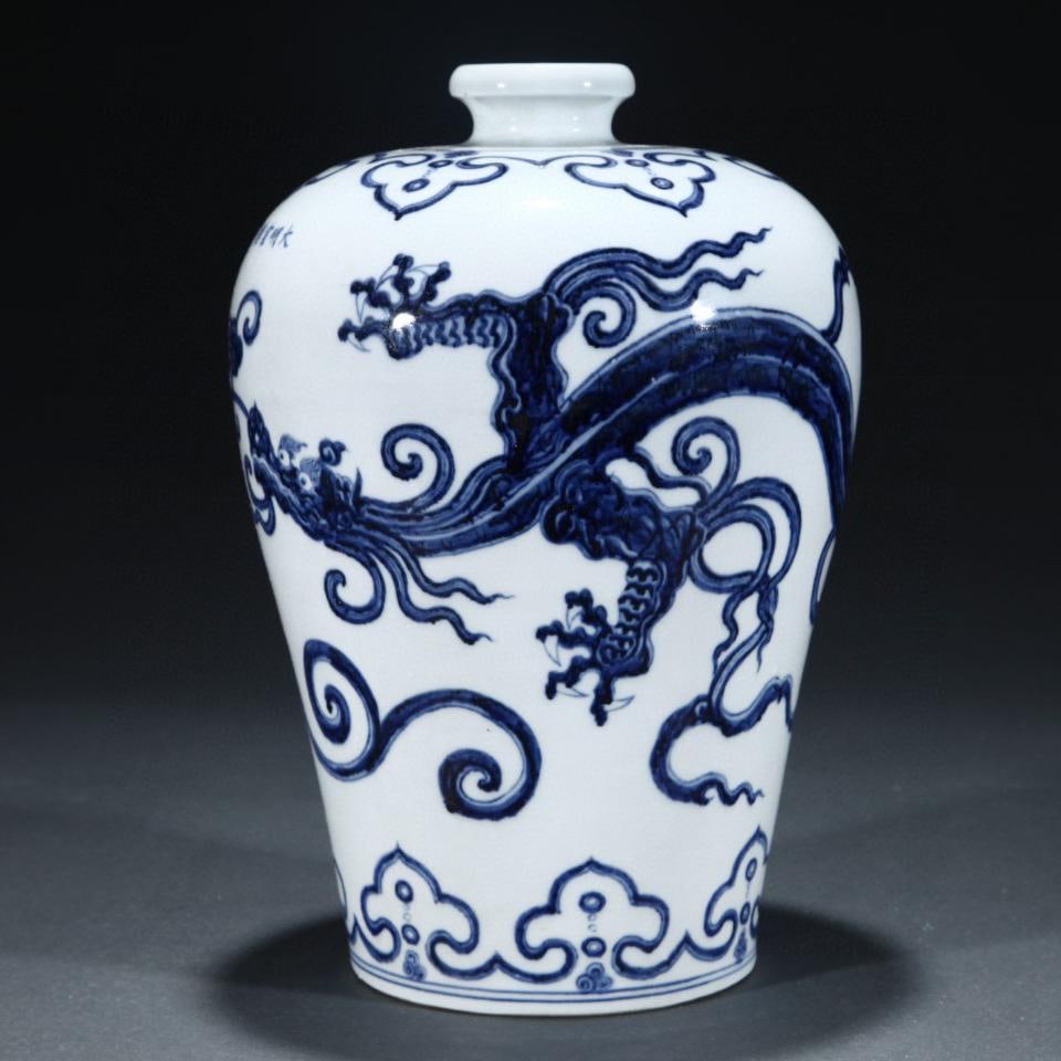 A blue and white dragon pattern plum bottle made in the Xuande era of the Ming Dynasty: The blue and white dragon pattern plum bottle made in the Xuande year of the Ming Dynasty Size:H:29.2cm Abdominal diameter:19.8cm Silk painting?Size:H:62cm W:30cm (The Dimensions Of All Batches Are Ma