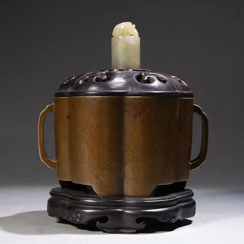 A copper flower-mouthed amphora three-legged aroma burner from the Qing Dynasty: Qing Dynasty copper flower-mouth amphora three-legged aroma burner Size:L:15.5cmW:12.3cmH:T:16.3cmW:1754g (The Dimensions Of All Batches Are Manually Measured.If You Need More Detailed Information, Pl