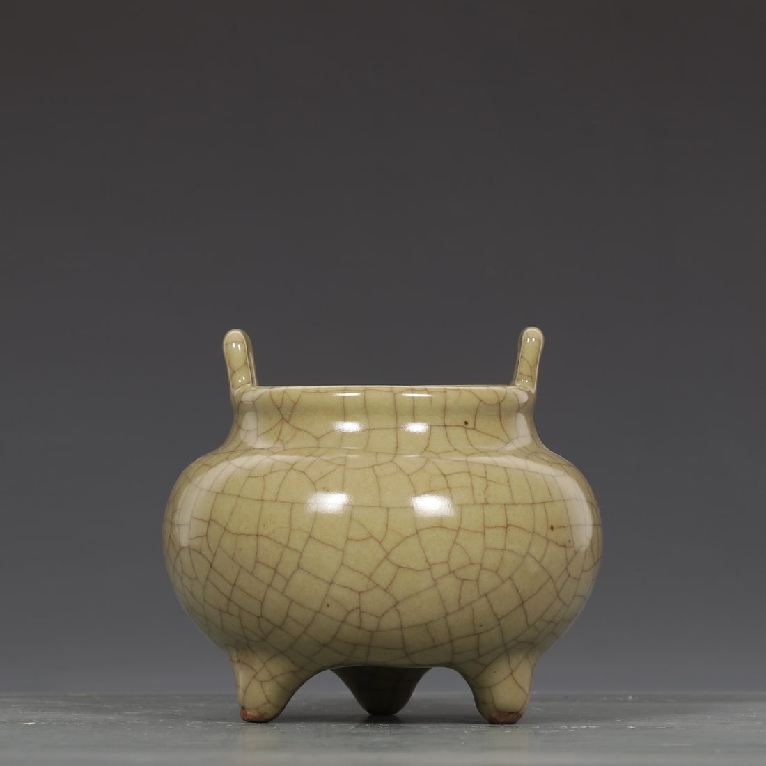 A beige glazed amphora incense burner from the Song Dynasty Ge kiln: The beige glaze amphora incense burner of the Song Dynasty Ge kiln Size:H:10cm Calibre:7.5cm Belly diameter:11cm (The Dimensions Of All Batches Are Manually Measured.If You Need More Detailed Informat