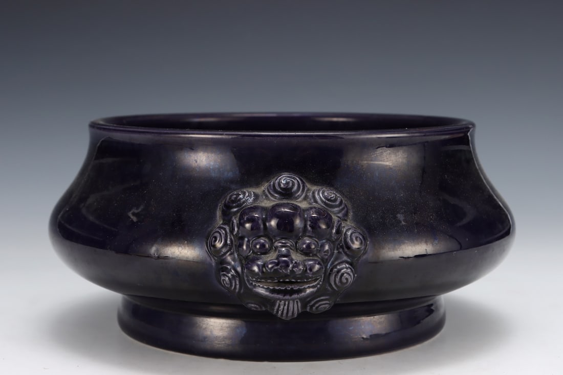 A large incense burner with a purple amphora head made in the Qianlong Zheng year of the Qing: Qing Dynasty Qianlong Zheng year made eggplant skin purple amphora beast head large incense burner Size:H:12.5cm Abdominal diameter:34.5cm (The Dimensions Of All Batches Are Manually Measured.If You N