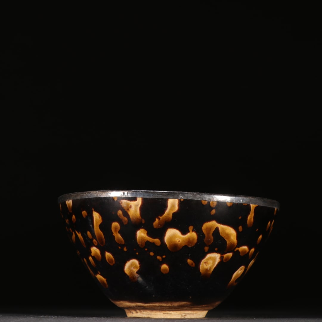 A tea cup from the Jizhou kiln in the Song Dynasty: Tea cup of Jizhou kiln in the Song Dynasty SIZE: H:5.9cm W:7.3cm (The Dimensions Of All Batches Are Manually Measured.If You Need More Detailed Information, Please Contact Our Customer Service Before