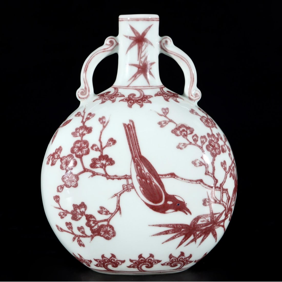 A full-glazed red magpie Dengmei amphora made in the Qianlong period of the Qing Dynasty: Qing Dynasty Qianlong year full glazed red magpie plum amphora flat bottle SIZE: H:18.8cm Belly D::14cm (The Dimensions Of All Batches Are Manually Measured.If You Need More Detailed Information, Plea