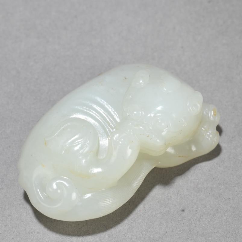 A beautiful Hetian jade seed material Pixiu ornament (1 of 8)