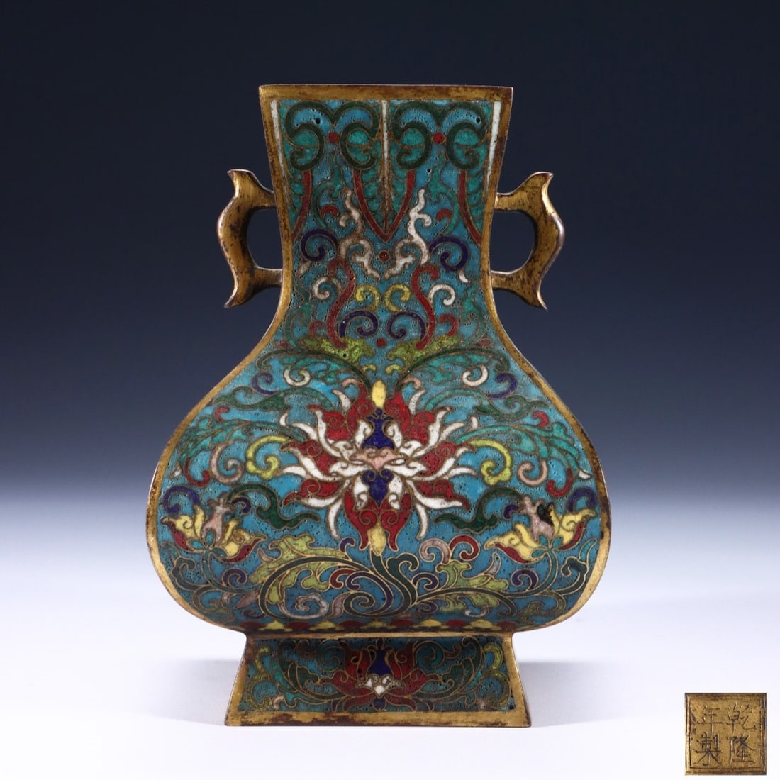 A copper-tired cloisonn é cloisonn é enamel amphora made in the Qianlong period of the Qing: Qing Dynasty Qianlong Year Bronze Cloisonné Cloisonné Enamel Amphora Quartet Zunsize:H:16.5cm L:11.5cm W:11.5cm W:971g (The Dimensions Of All Batches Are Manually Measured.If You Need More Detailed