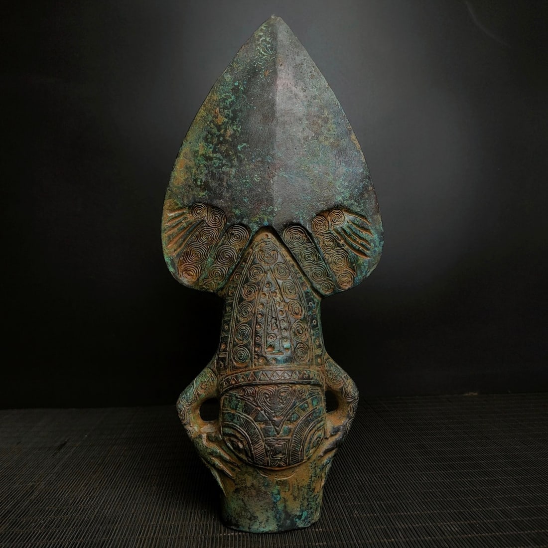 A bronze spearhead from the Warring States period (1 of 9)