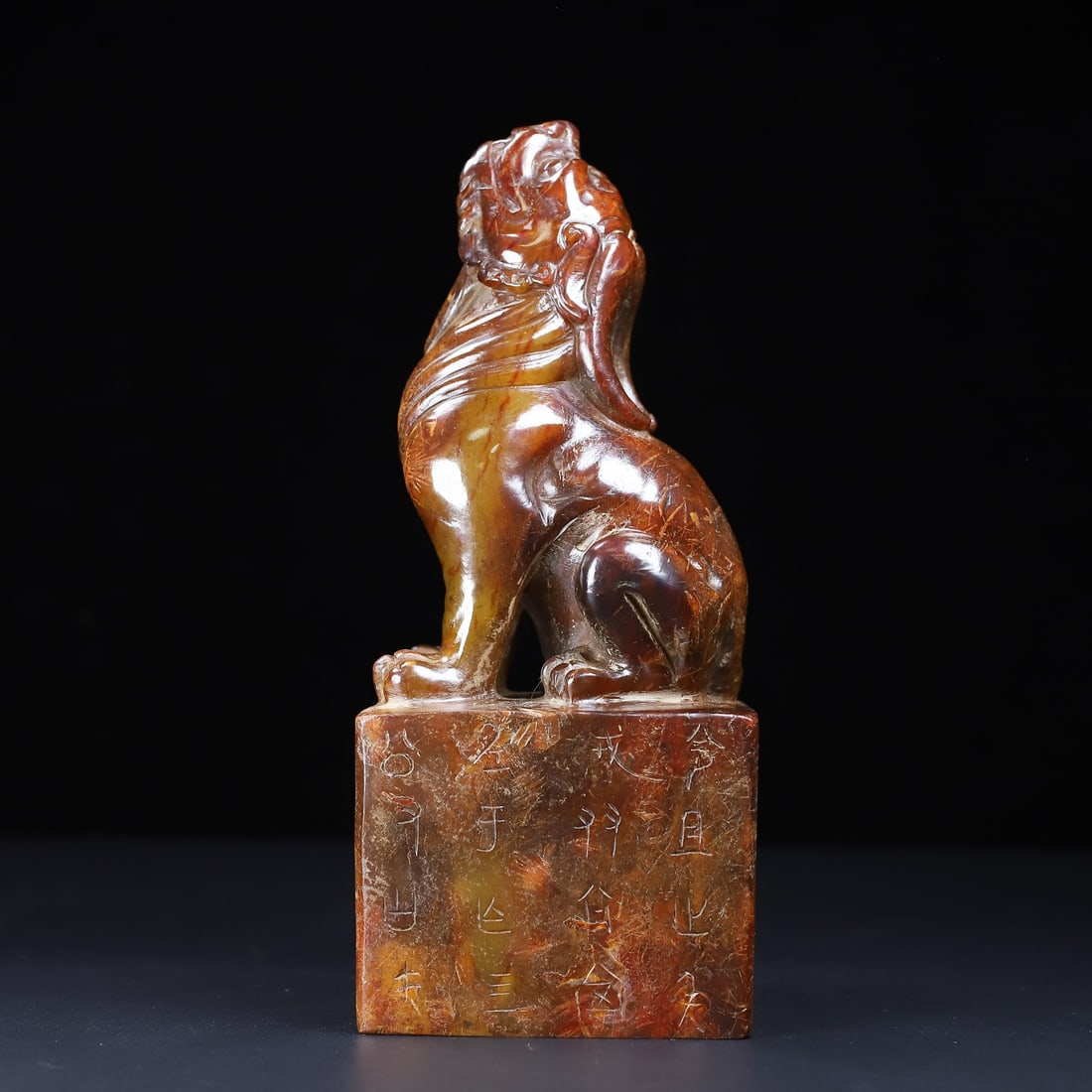 A fine Hetian jade Wangtian roar seal: Exquisite Hetian jade Wangtian roar sealsize:W:2.45kg H:21.4cm L:8.6cm T:8.6cm (The Dimensions Of All Batches Are Manually Measured.If You Need More Detailed Information, Please Contact Our Customer S