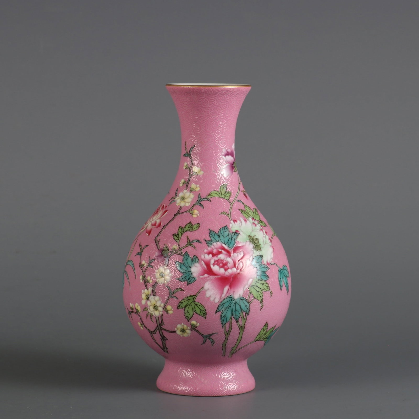 A Qing Dynasty Kangxi year imperial rouge powder flower enamel color four seasons flower: The Qing Dynasty's Kangxi year made imperial rouge powder ground flower enamel color four seasons flower appreciation vasesize:H:16.5cmBelly diameter:9cmCalibre:4.5cm(The Dimensions Of All Batches Are