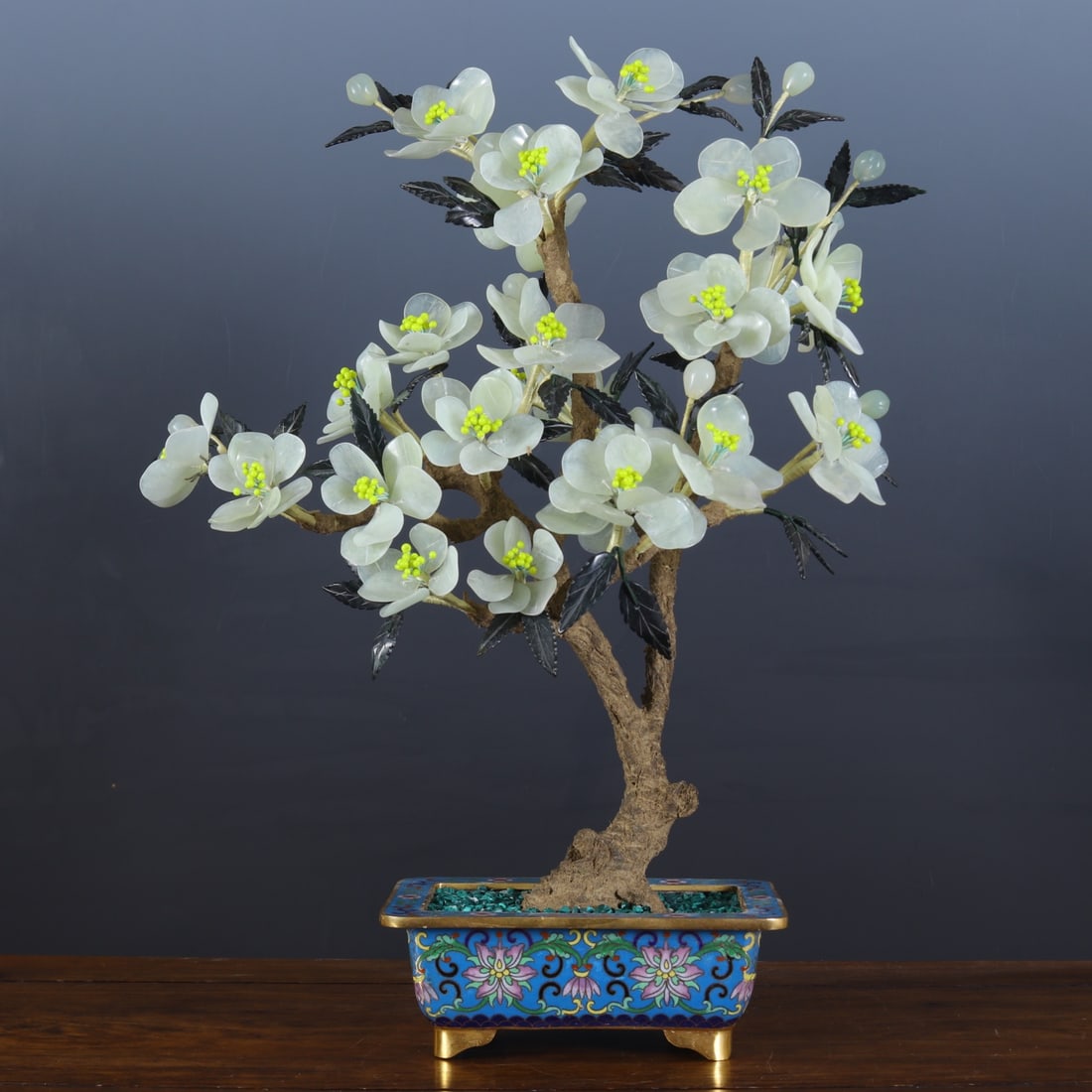 A cloisonné pot jade begonia flower bonsai from the period of foreign exchange earnings: The works of the Chuanghui period are decorated with blue ground and intertwined lotus pattern pots, and the pots are made of malachite to simulate grassland, jade carved begonia petals, ink jade as l