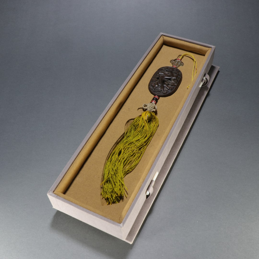 A Qing Dynasty agarwood dragon and phoenix pattern sachet: The Qing Dynasty agarwood material bag is engraved with dragon and phoenix patterns, the agarwood aroma is long-lasting, the dragon and phoenix pattern is neatly carved, with both wearing and decorati