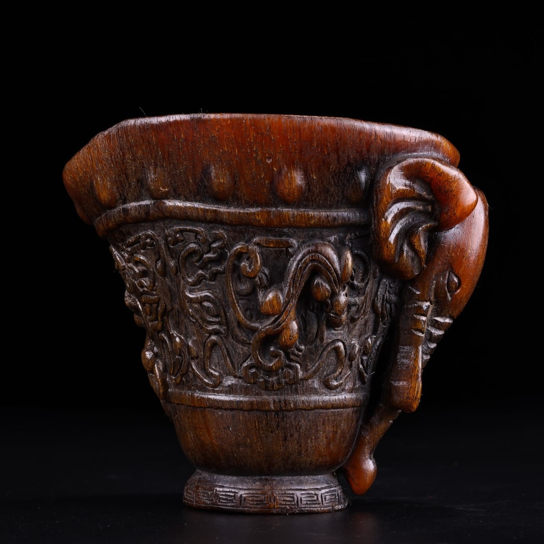 A high-relief Panlong wine glass from the Qing Dynasty: The high relief craftsmanship of the Qing Dynasty wine glass is finely carved, the dragon carving is fine, the shape is exquisite, and the appearance is intact, showing the exquisite style of Qing Dyn